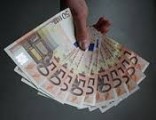 Finansowanie pieniędzy pomaga w obsłudze od 9000 do 690.000.000 PLN